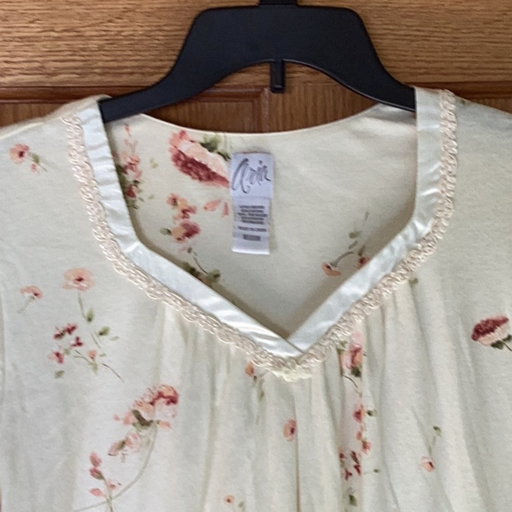 Women’s med elegant soft nightgown - Picture 2 of 4